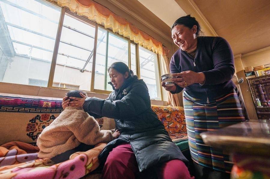 InXizang | Young doctor combines Tibetan medicine and modern therapy to help patients recover