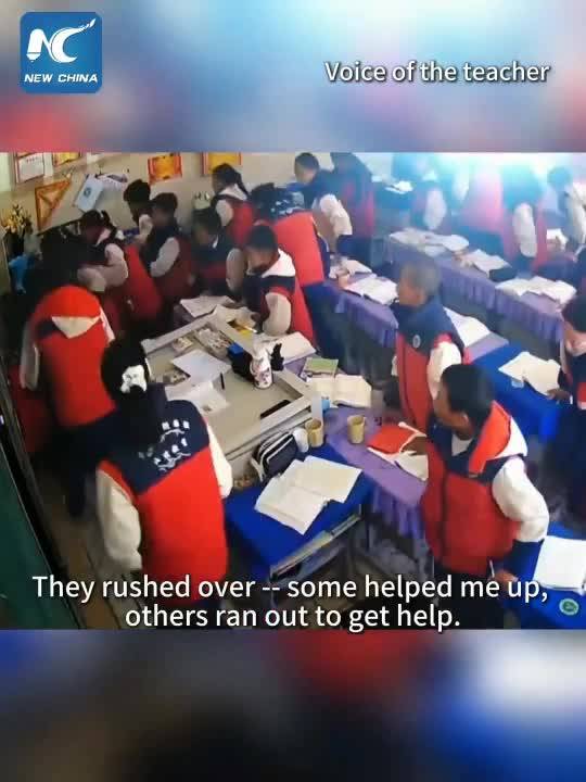 Teacher faints during class in China's Xizang, students rush to help