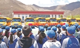暖心校车 护航求学路