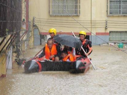 贵州多地遭受特大暴雨 已紧急转移上万人