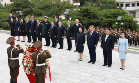 习近平和彭丽媛参谒中朝友谊塔