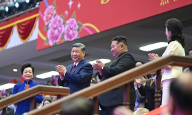 习近平和彭丽媛观看朝鲜专场文艺演出