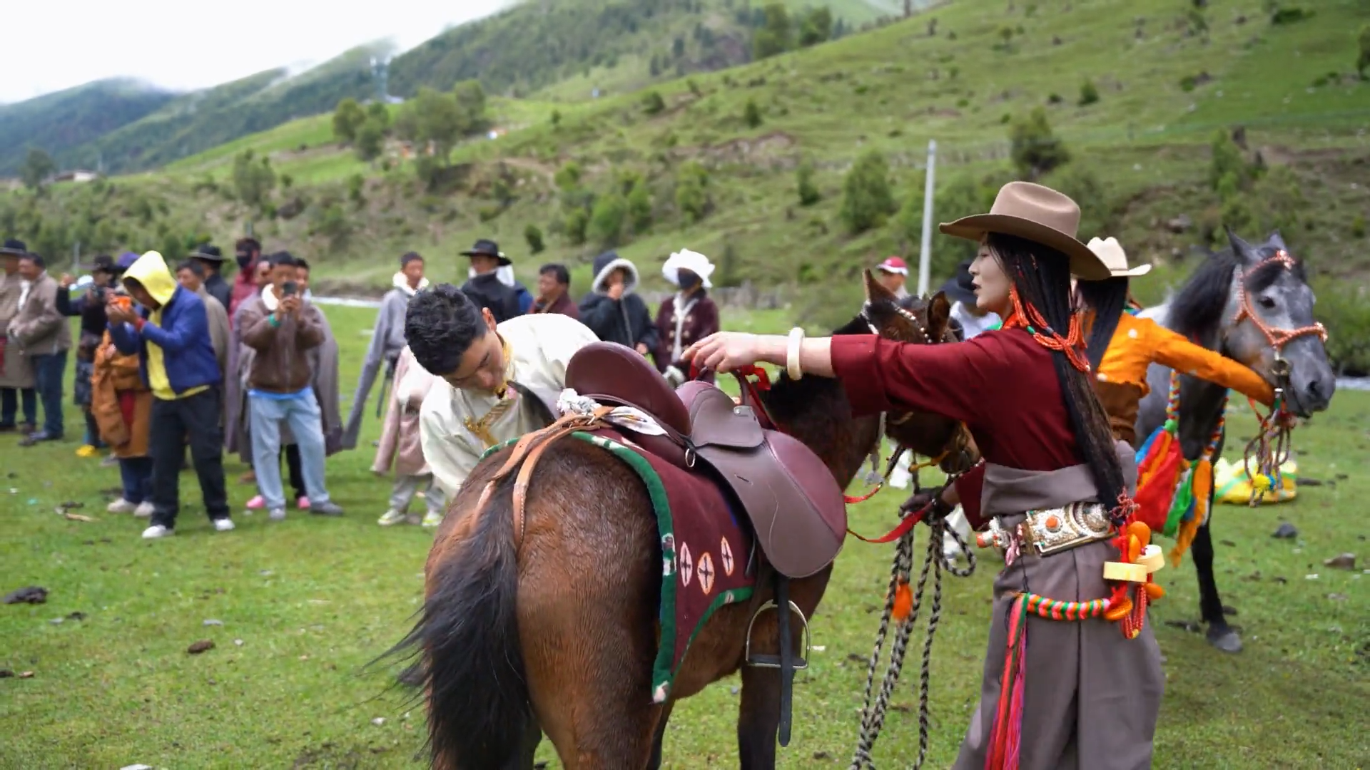 A video of the black tent pitching competition at the 9th Community Gathering in Quewa Luke Village, Dawu County, Garze Tibetan Autonomous Prefecture, Sichuan province.