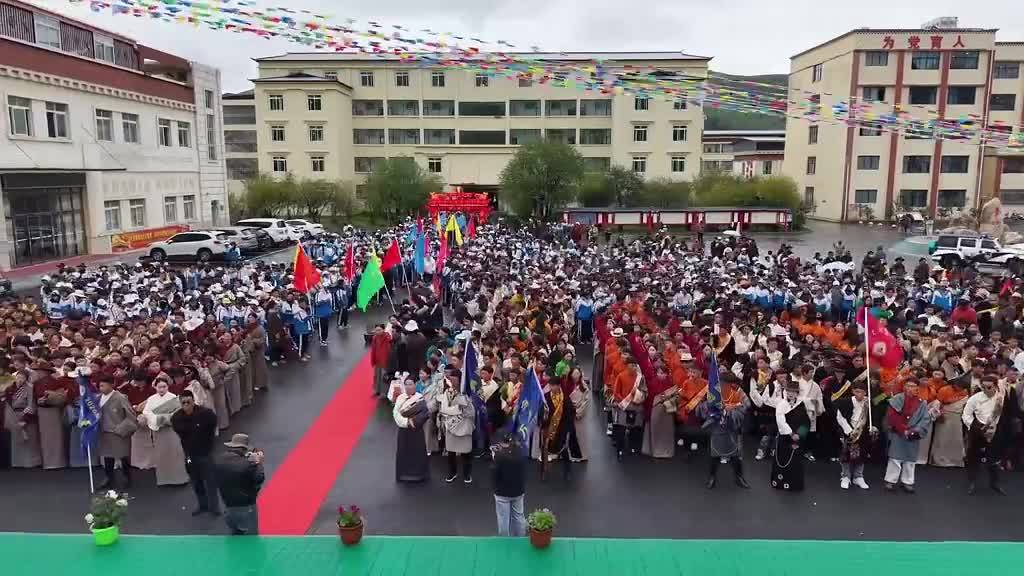Graduation Ceremony of  a junior high school in Derge County, Sichuan's Garze Tibetan Autonomous Prefecture