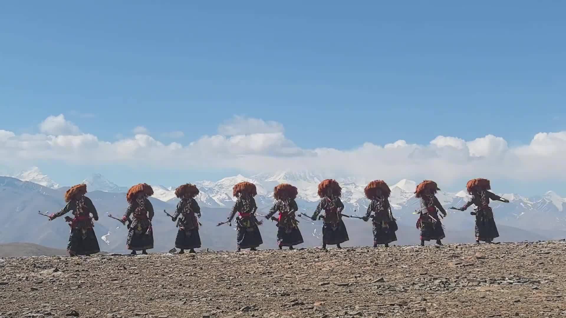 A traditional dance performance at the Mount Qomolangma viewing platform in Shigatse City, Xizang Autonomous Region