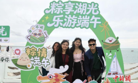 尼泊尔青年青海湖畔感受人与自然和谐共生