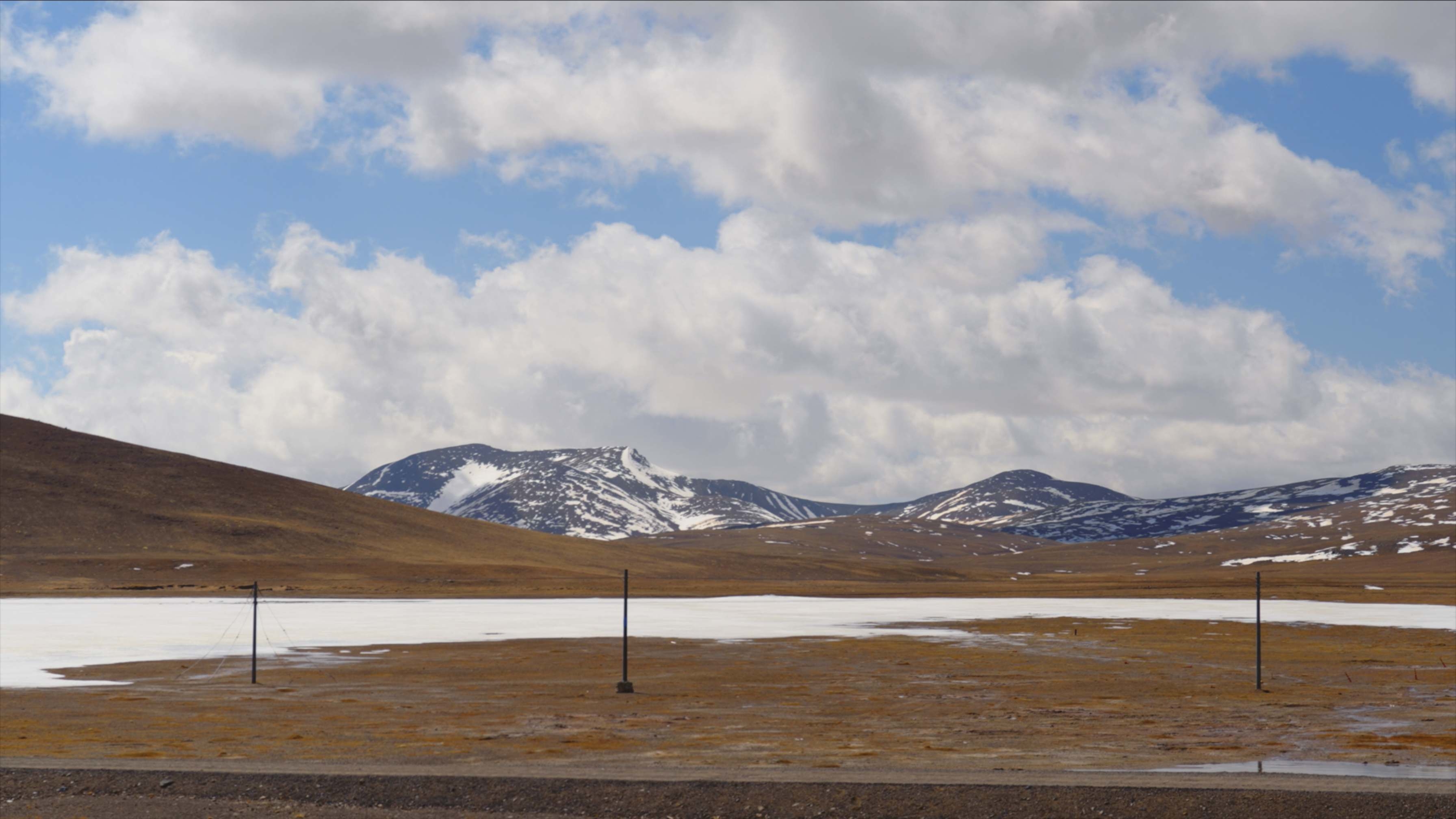 The natural scenery of the Tanggula Mountains, at the border area between northwest China's Qinghai Province and southwest China's Xizang Autonomous Region, May 23, 2026. Zhang Chao/CGTN