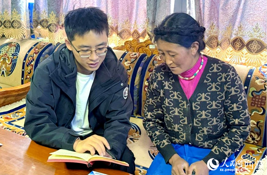 郝煜（左一）走访入户。人民网记者 李海霞摄