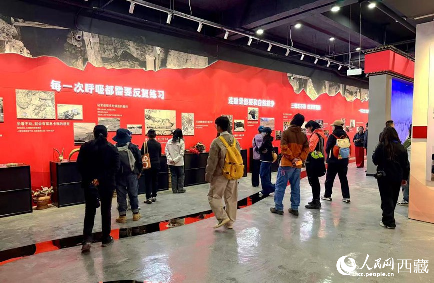 游客来到普玛江塘乡红色教育陈列馆参观。人民网记者  次仁罗布摄