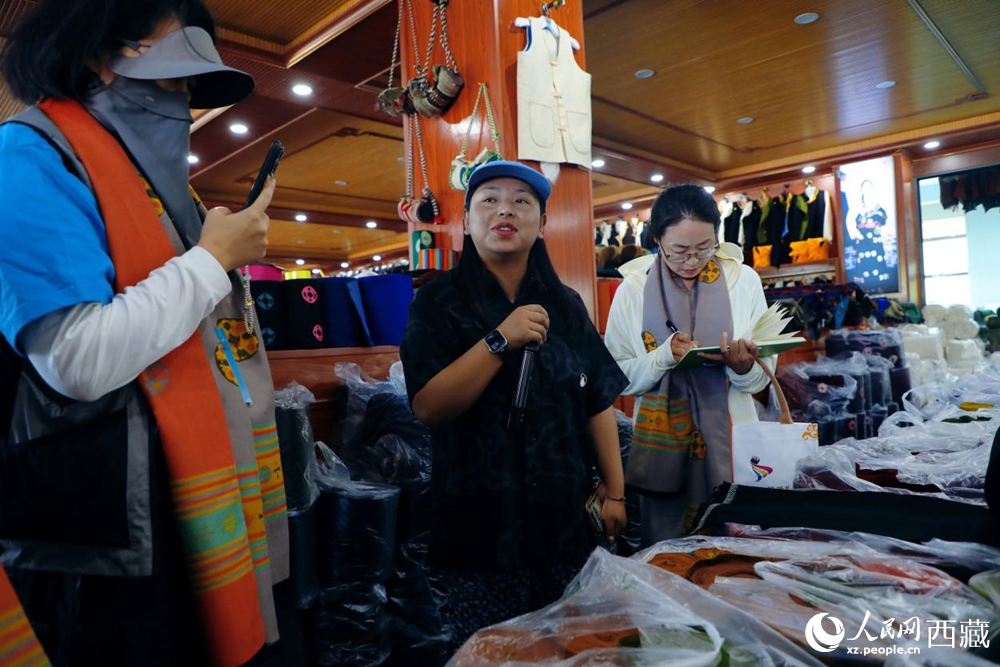 Young woman modernizes pulu weaving in SW China's Xizang