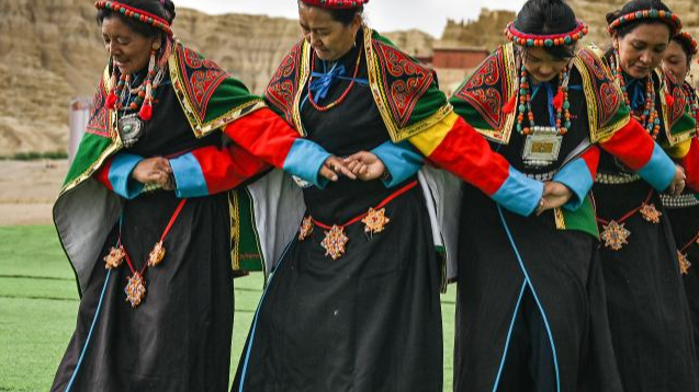 Local residents perform the Guge Xuan Dance near the ruins of the Guge Kingdom in Zanda County of Ngari Prefecture, southwest China's Xizang Autonomous Region, September 11, 2024. /Xinhua