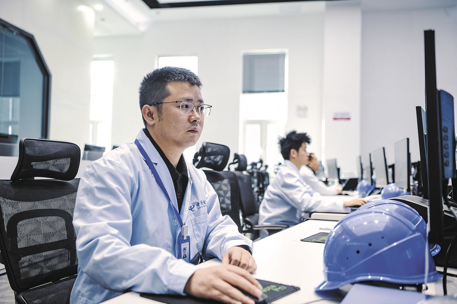 中国电信(国家)数字青海绿色大数据中心中控室。