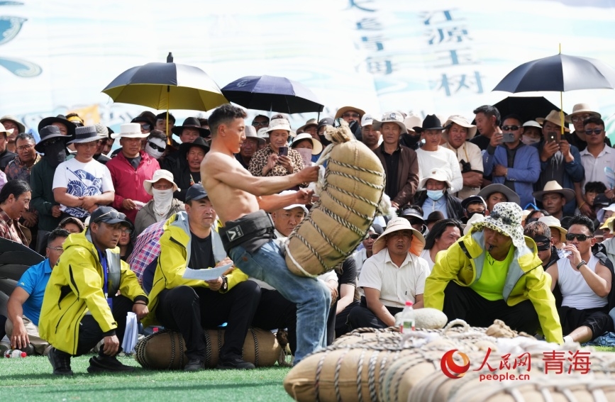 赛场另一边的大力士比赛。人民网记者 甘海琼摄