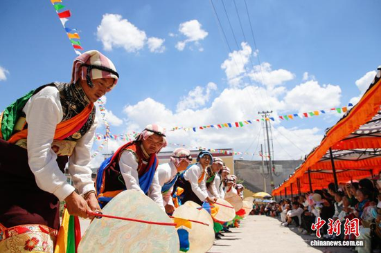 Chinese, foreign visitors join millennium-old folk celebration in Qinghai