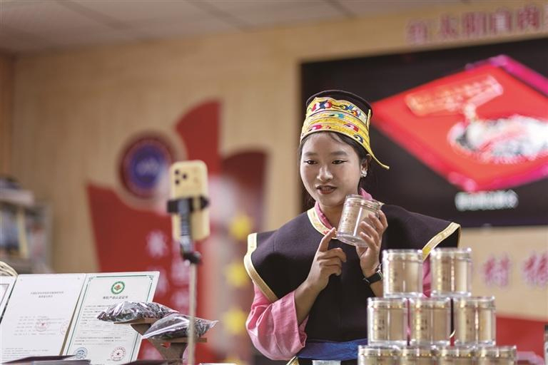 པར②ནི་ཟླ་9ཚེས་14ཉིན། སློབ་ཆེན་ཐོན་པའི་ལས་མི་ཟླ་བ་ལྷ་མོས་ཞིང་རའི་ནང་དྲ་ཐོག་ནས་ཐད་གཏོང་བྱས་ཏེ་ཐོན་རྫས་འཚོང་བཞིན་པ།