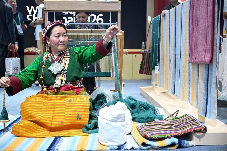 ChineseToday | Paired assistance breathes new life into ancient Tibetan weaving craft