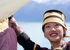 བྲག་གསུམ་མཚོ། མི་ཡུལ་དུ་འཕོས་པའི་དག་ཞིང་།