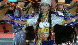 谁持彩练当空舞 共唱红歌颂党恩——青海省海南州第五届藏族传统文化艺术节暨藏族服饰博览会开幕