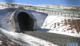 【新春走基层】世界上海拔最高的铁路隧道风声有多大？