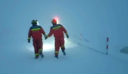 越野车深陷雪地，甘孜消防紧急救援