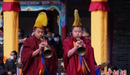 青海塔尔寺僧侣“跳欠”祈福众生新年平安吉祥