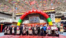 昌都市举行民族团结进步模范区创建“进村进企”示范活动