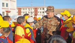 那曲市安多县人武部组织民兵深入县域各中小学校开展国防教育宣传活动