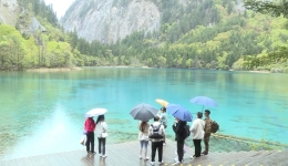 五一小长假：九寨沟景区秩序井然 如画美景吸引八方游客