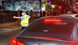 丹巴公安交警多措并举全力护航暑期旅游道路交通安全
