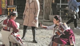 Tibetan costumes offer visitors a fresh experience