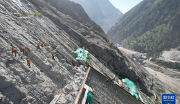 世界级高坝——四川阿坝双江口水电站大坝填筑至百米高度