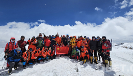 了不起！71人成功冲顶6010米山峰