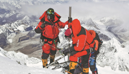 Born in Qomolangma's shadow, climber ascends to dreams
