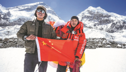 Chinese paraglider sets Asian altitude record