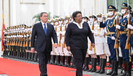 Chinese premier holds talks with Barbados PM