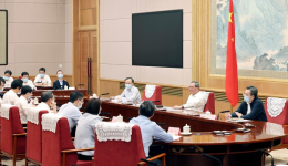 Chinese premier holds symposium on economic situation