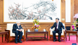 Xi meets with Henry Kissinger