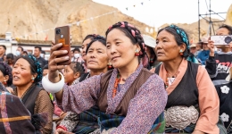 Music festival energizes small town at foot of Mount Qomolangma