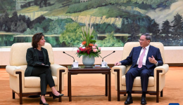 Chinese premier meets U.S. commerce secretary, calling for enhanced cooperation