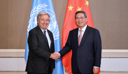 Chinese premier calls for not politicizing economic issues