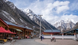 Glaciers heat up tourism in Tibet