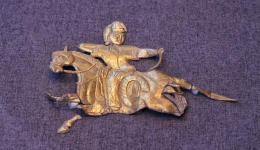 Qinghai tomb relics on display in Beijing