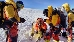 Researchers climb to build mountain weather station