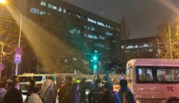 北京地铁昌平线事故亲历者讲述事发经过：很多人在喊“先冷静，先站起来”