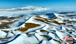 雪落青海湖金沙湾：明暗交错若大自然的“咖啡拉花”