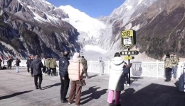 首日破千 海螺沟景区迎来元旦小长假开门红