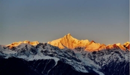 遇见幸运！新年梅里雪山首个“日照金山”