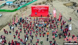 西藏民众新年登高迎接2024