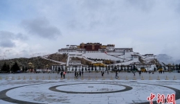 西藏拉萨迎来2024年首场降雪