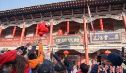 高原“小北京”：民众品粥赏民俗 畅游古城过腊八